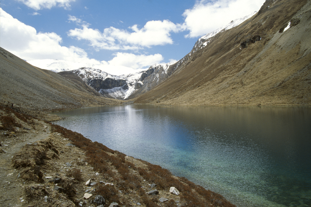 b_404m trek4.jpg - Bhoutan - vallée de Thimphu, memorial chorten le lac sous le col, à près de 4500m